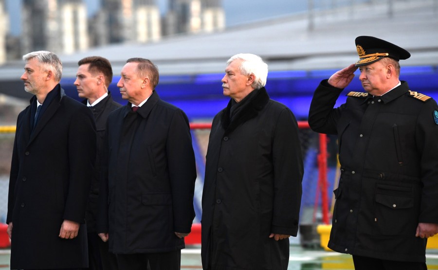 RUSSIE KREMLIN 3 XX 13 Drapeau national de la Fédération de Russie hissé sur le brise-glace Viktor Chernomyrdin