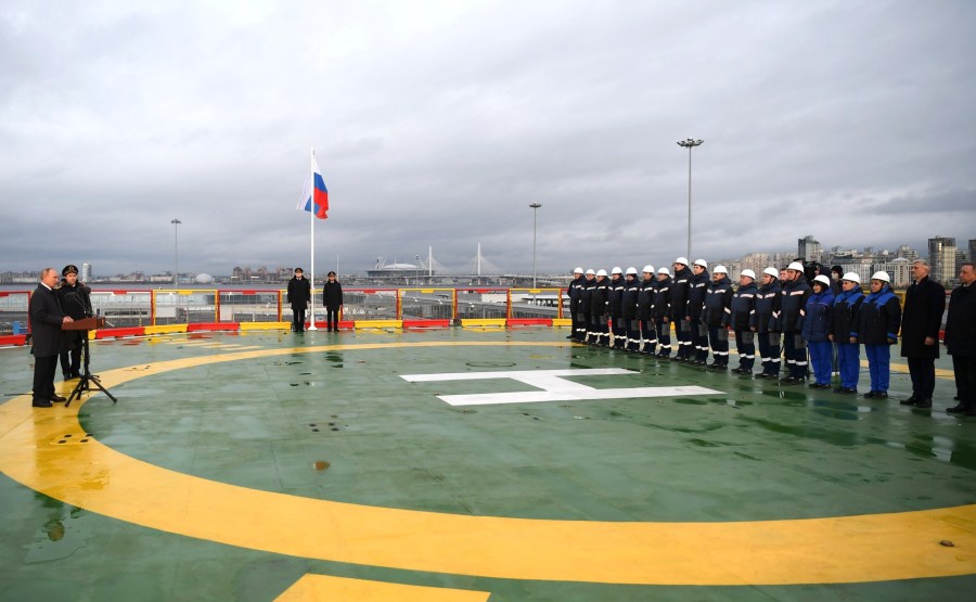 RUSSIE KREMLIN 7 XX 13 Drapeau national de la Fédération de Russie hissé sur le brise-glace Viktor Chernomyrdin