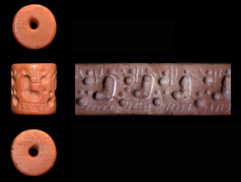 Trois personnages féminins assis lèvent les mains.3000 ANS AVANT JC