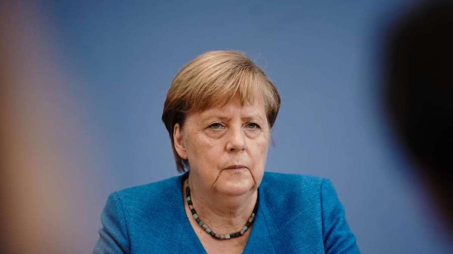 23818743-bundeskanzlerin-angela-merkel-cdu-nimmt-in-der-bundespressekonferenz-an-ihrer-traditionellen-sommer-pressekonferenz-zu-aktuellen-innen-und-2f4gdny4AVef