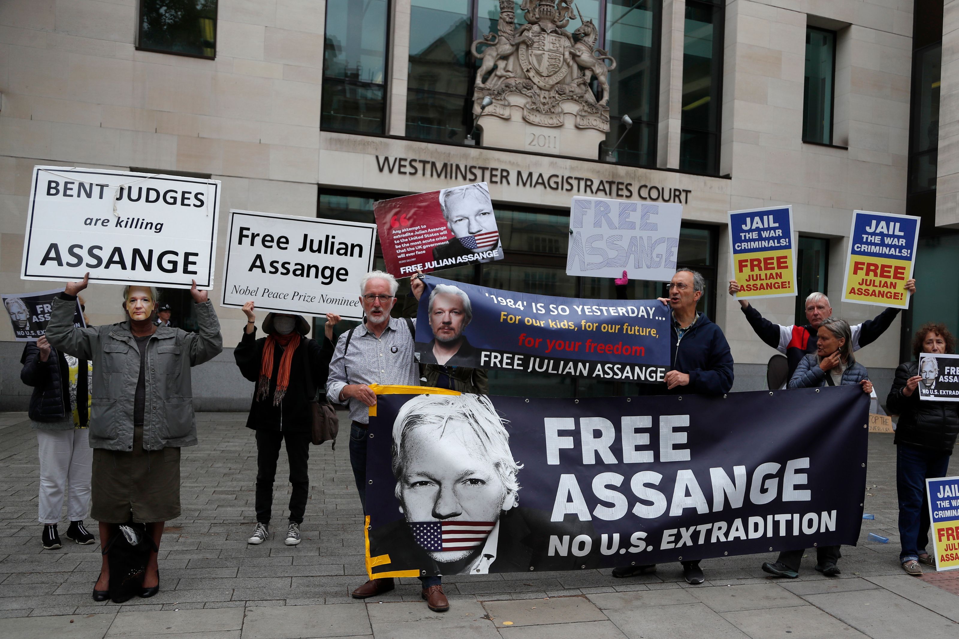 julian_assange_supporters_3200