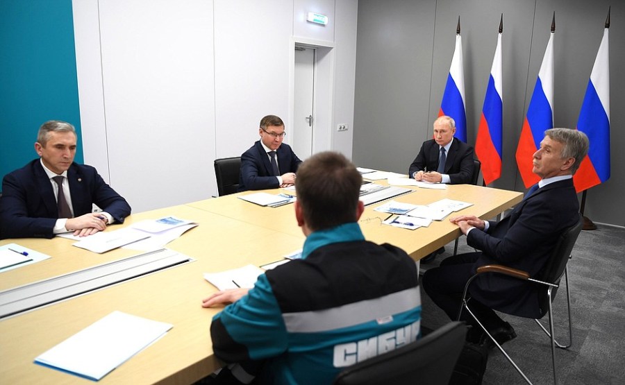 KREMLIN 3 SUR 3 DU 01.12.2020 Réunion sur le développement stratégique de l'industrie pétrochimique