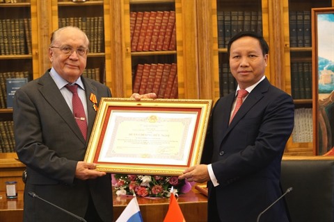 L'ambassadeur du Vietnam en Russie, Ngô Duc Manh (droite), remet l'Ordre de l'Amitié de l'État vietnamien au recteur de l'Université d'État de Moscou Lomonossov (MGU).