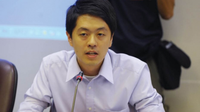 l'ancien membre du Conseil législatif de Hong Kong Ted Hui Chi-fung s'est « exilé » au Danemark