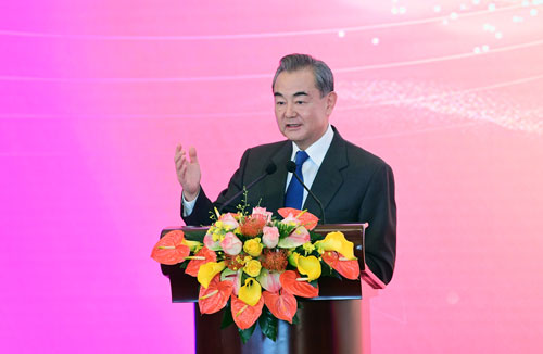 Le Conseiller d'État Wang Yi a improvisé un discours sur invitation. Selon lui, l'épidémie de COVID-19 affecte les échanges en face-à-face mais ne peut pas empêcher la transmission de l'amour