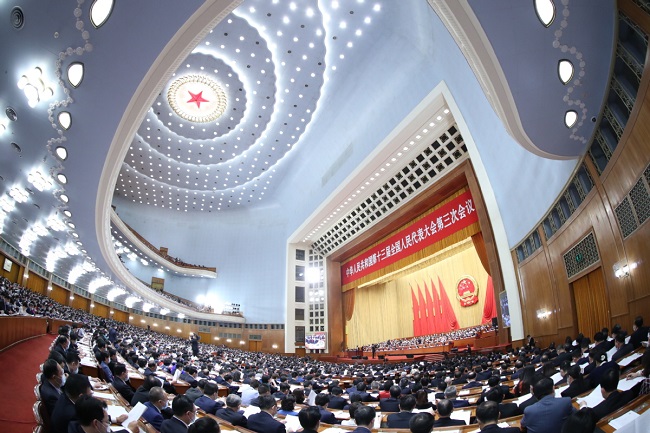Les députés participent à la deuxième réunion plénière de la troisième session de la 13e Assemblée populaire nationale (APN), le 25 mai 2020 au Grand Palais du Peuple, à Beijing. [Photo-Xinhua]