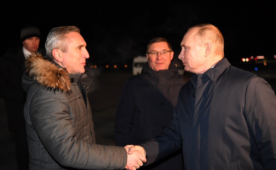 PH 1 XX 5 Vladimir Poutine est arrivé à Tobolsk. Avec le gouverneur de la région de Tioumen Alexander Moor (à gauche) et l'envoyé présidentiel plénipotentiaire auprès du district fédéral de l'Oural, Vladimir Yakushev.