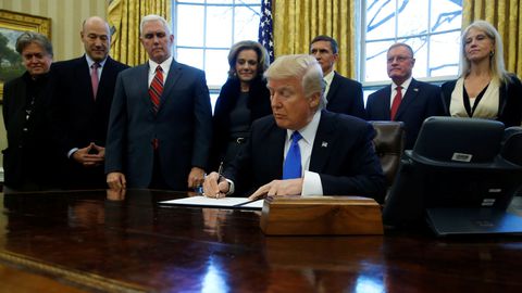 trump-signs-a-memorandum-to-security-services-directing-them-to-defeat-the-islamic-state-in-the-oval-office-at-the-white-house-in-washington_5837217