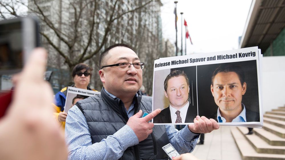 une-image-des-canadiens-michael-spavor-et-michael-kovrig-est-brandie-par-l-activiste-de-vancouver-freedom-and-democracy-for-china-louis-huang-le-6-mars-2019-a-vancouver_6180172