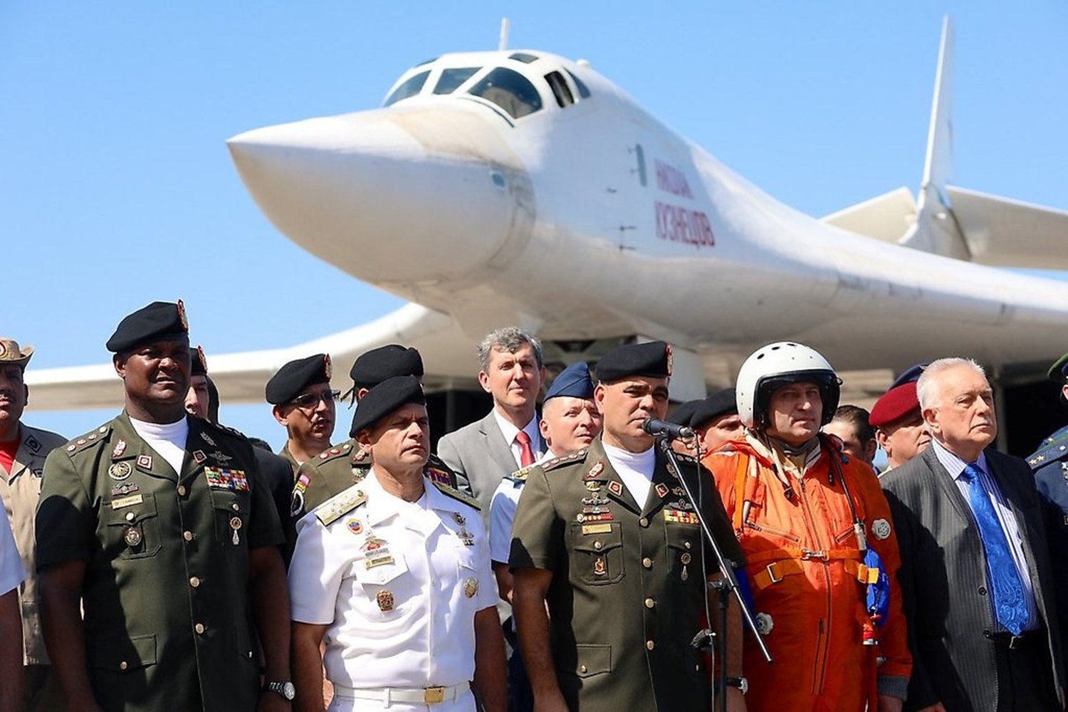 Venezuelan defence minister, Vladimir Padrino López, second left, greeting the arrival of two Russian Tupolev Tu-160 long-range nuclear-capable heavy supersonic bombers, Caracas, December 10, 2018