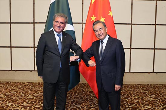 Wang Yi, conseiller d'Etat et ministre des Affaires étrangères de la Chine, le ministre pakistanais des Affaires étrangères Shah Mahmood Qureshi