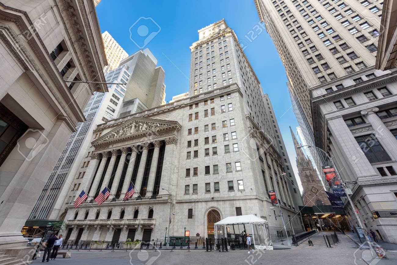 73984199-célèbre-rue-wall-et-new-york-bourse-à-matin-new-york-usa