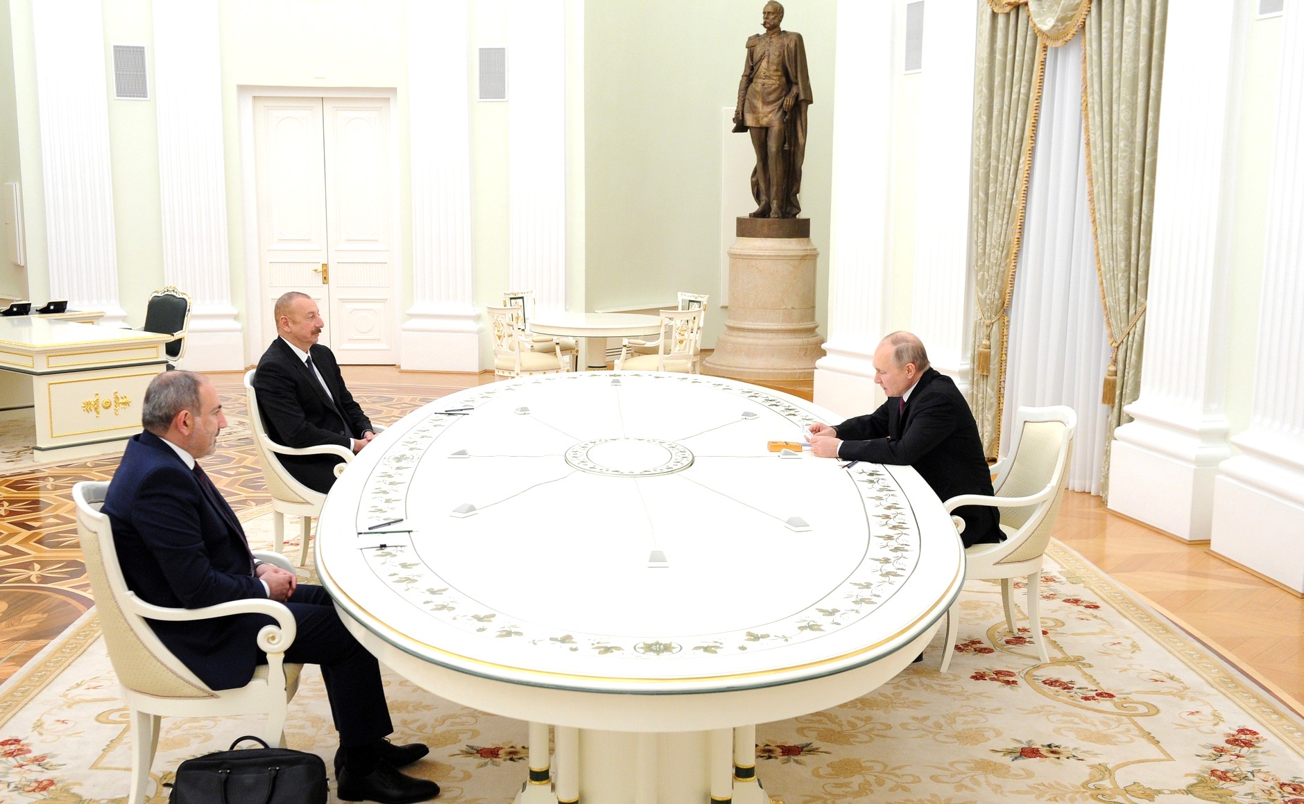 KREMLIN PH 3 XX 3 Rencontre avec Ilham Aliyev et Nikol Pashinyan - 11 janvier 2021 - 17H40