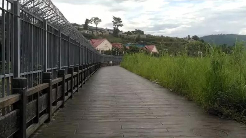 La Chine aurait déjà construit 659 km de mur sur la frontière avec la Birmanie, comme cette section érigée à Wanding dans le Yunnan. (Source Newsweek)