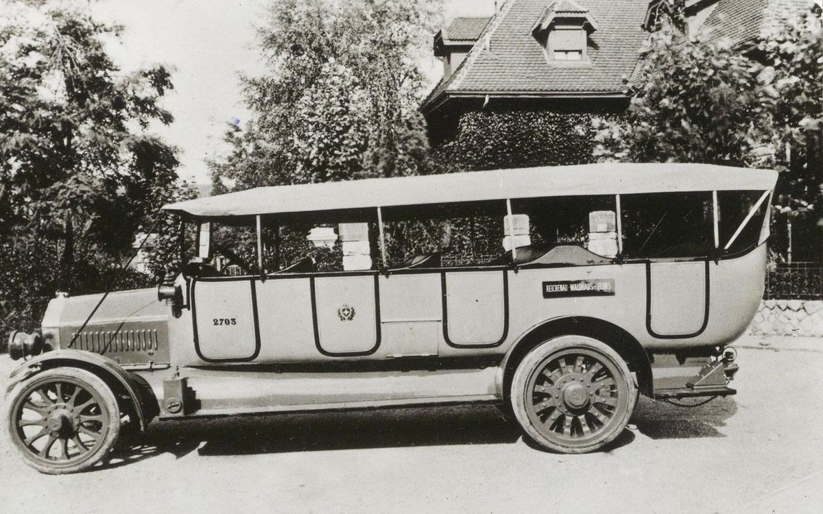Le premier car postal suisse (ligne Flims-Reichenau, Grisons). (Photo PTT-Archiv)