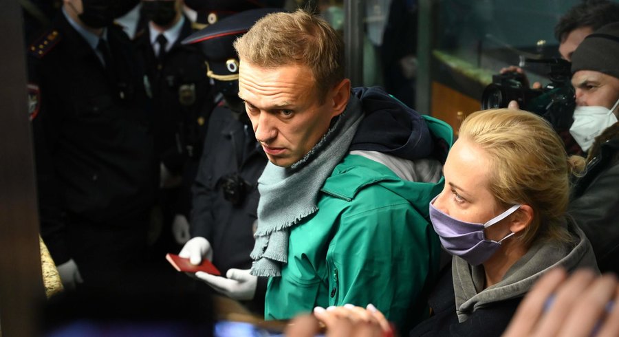L'opposant russe Alexeï Navalny (au centre de l'image) et sa femme Yuria arrivés au contrôle de passeports de l'aéroport de Moscou, dimanche 17 janvier 2021. — © Kirill Kudryavstev-AFP Photo