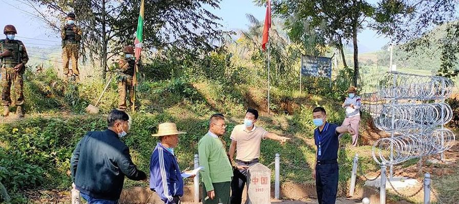 PH 2 Des officiels chinois et birmans discutent d'une section de la grande muraille du Sud au post BP-125 de la frontière entre la Chine et l'État birman Shan. (Source The Irrawady)