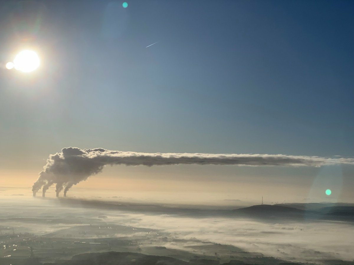 volutes Les panaches blancs de Cattenom flottent au-dessus de Dudelange au Luxembourg ...