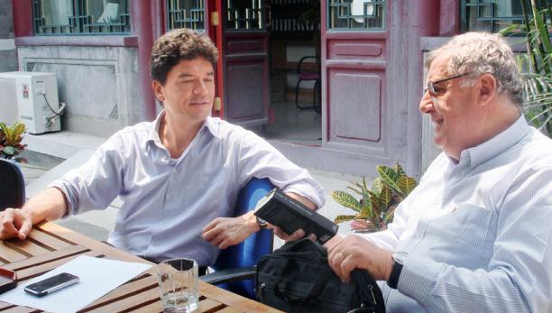 Xavier Richet aime beaucoup les hutong de Beijing. Chaque fois qu’il se rend en Chine, il séjourne dans un hôtel près de Nanluoguxiang. La photo le montre en 2008 avec un collègue à Houhai, à Beijing.