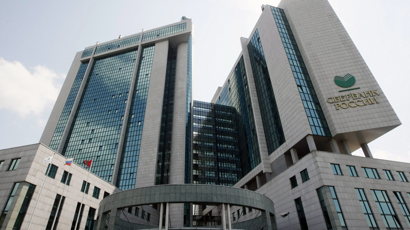 25708303742_4d2a47cb7f_oVELIKY NOVGOROD, RUSSIA-JUNE 20,2016 Façade de l'immeuble de bureaux moderne de Sberbank - la plus grande banque en Russie - dans Veliky Novgorod, Russie