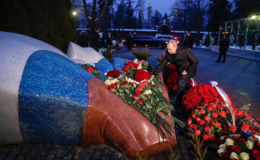 KREMLIN ELTSINE 1 SUR 5 À l’occasion du 90e anniversaire de Boris Eltsine, Vladimir Poutine a déposé des fleurs sur la tombe du premier président de la Russie au cimetière de Novodievitchi à Moscou.