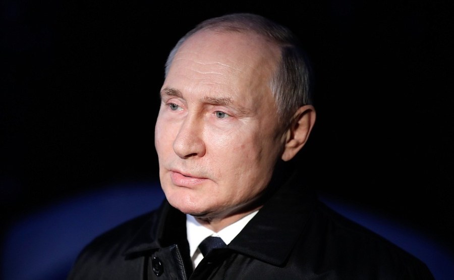 KREMLIN ELTSINE 3 SUR 5 À l’occasion du 90e anniversaire de Boris Eltsine, Vladimir Poutine a déposé des fleurs sur la tombe du premier président de la Russie au cimetière de Novodievitchi à Moscou.