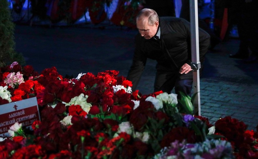 KREMLIN ELTSINE 4 SUR 5 À l’occasion du 90e anniversaire de Boris Eltsine, Vladimir Poutine a déposé des fleurs sur la tombe du premier président de la Russie au cimetière de Novodievitchi à Moscou.