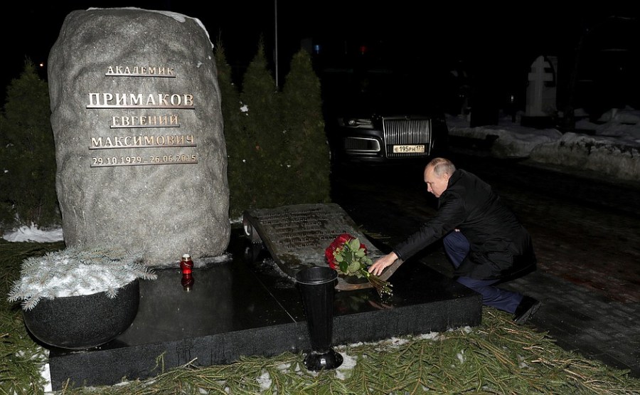 KREMLIN ELTSINE 5 SUR 5 À l’occasion du 90e anniversaire de Boris Eltsine, Vladimir Poutine a déposé des fleurs sur la tombe du premier président de la Russie au cimetière de Novodievitchi à Moscou.