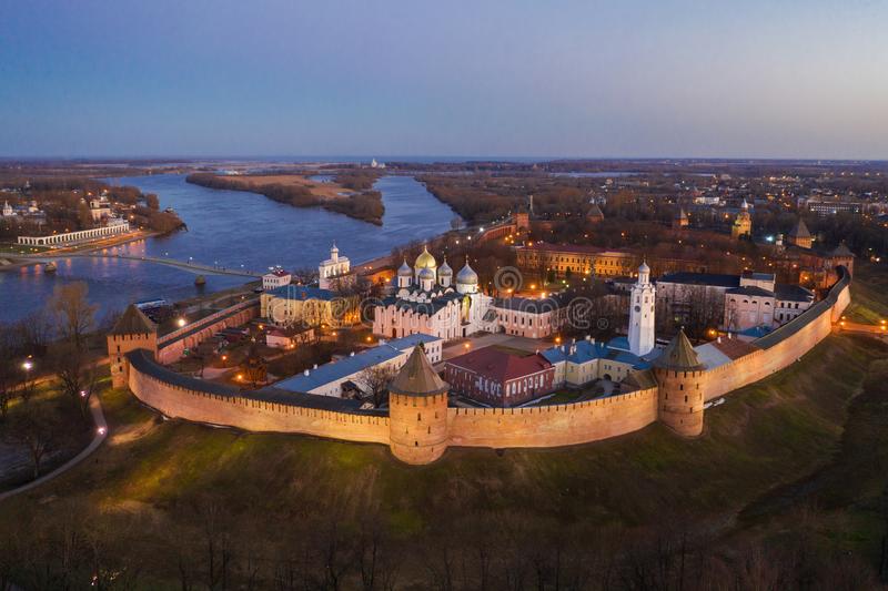 veliky-novgorod-la-vieille-ville-les-murs-antiques-de-kremlin-st-sophia-cathedral-endroit-touristes-célèbre-russie-148039689 Les murs du Kremlin de Novgorod.