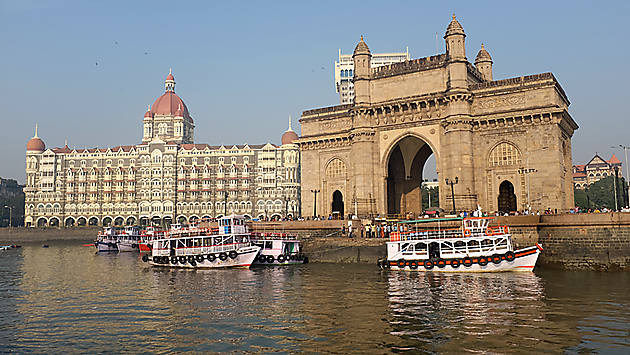 Bombay, aujourd’hui Mumbai, est une ville-monstre, la plus grande mégalopole indienne, mais aussi la capitale commerciale, industrielle et financière du pays.