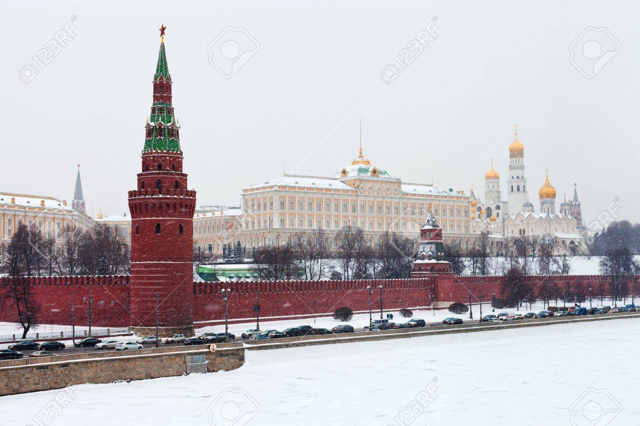 KREMLIN NEIGE 17590191-neige-à-moscou-vue-du-grand-palais-du-kremlin-et-du-kremlin-mur-et-une-tour-en-hiver