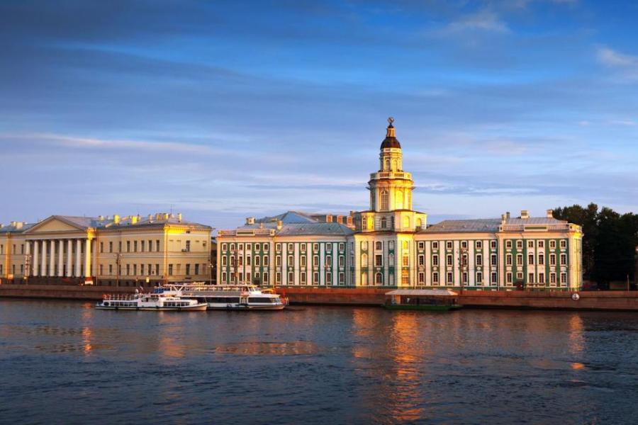 la tour principale de la Kunstkamera