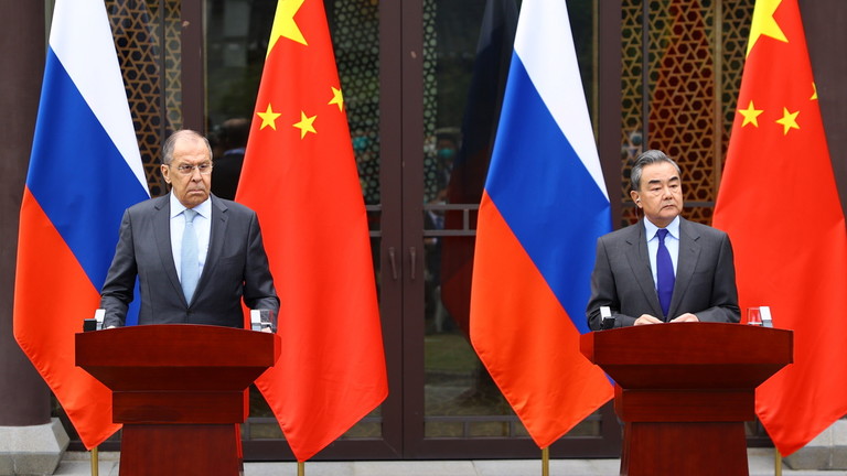 Sergueï Lavrov e Wang Yi assistent à une conférence de presse à l'issue de leur rencontre à Guilin, Chine, le 23 mars 2021. © Reuters MINISTÈRE