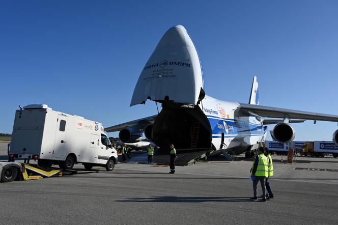 Un laboratoire destiné au dépistage d’Ebola est chargé dans un Antonov 124 à destination de Goma, en République démocratique du Congo, le 8 octobre 2019 à l’aéroport de Lyon-Saint-Exupéry. JEAN-PHILIPPE KSIAZEK AFP