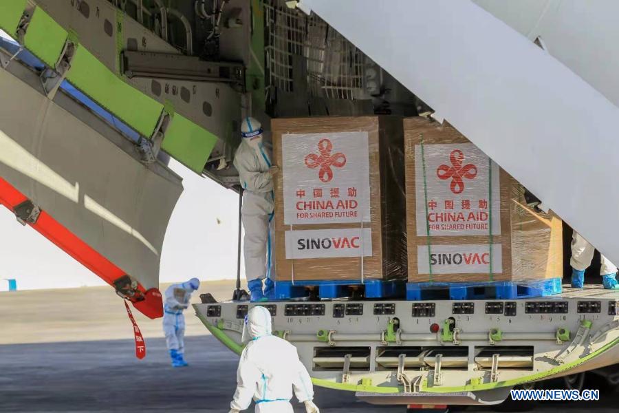 Un lot de vaccins Sinovac contre le COVID-19 offert par la Chine est arrivé dimanche aux Philippines