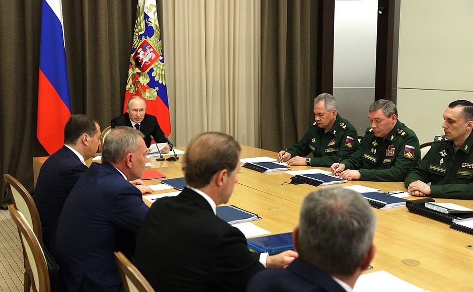 DEF. KREMLIN 2 XX 4 Rencontre avec les dirigeants du ministère de la Défense et les chefs d'entreprises de l'industrie de la défense - 25 mai 2021 – 15h25 - Sochi