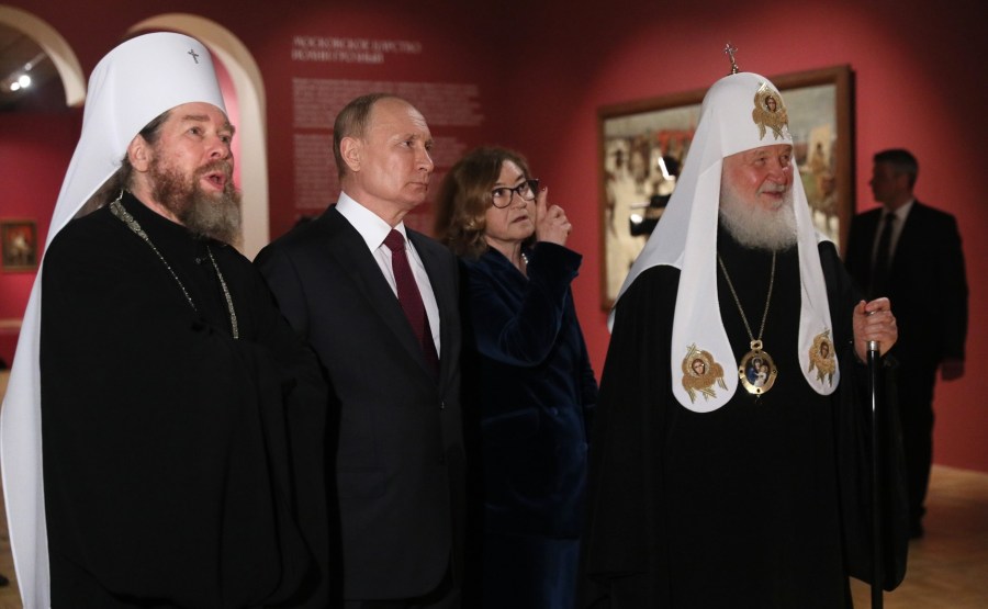 3S9 Avec le patriarche Kirill de Moscou et de toute la Russie (à droite), directeur général de la Galerie nationale Tretiakov Zelfira Tregulova et Tikhon, métropolite de Pskov et Porkhov, président du Conseil du patriarche pour