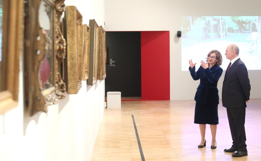 7S9 Visite de la galerie Tretiakov. Avec le directeur général de la Galerie nationale Tretiakov Zelfira Tregulova