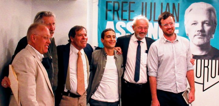 Chris Hedges, Roger Waters, Randy Credico, Aaron Maté, John Shipton and Gabriel Shipton (Crédit image - David Andersson)