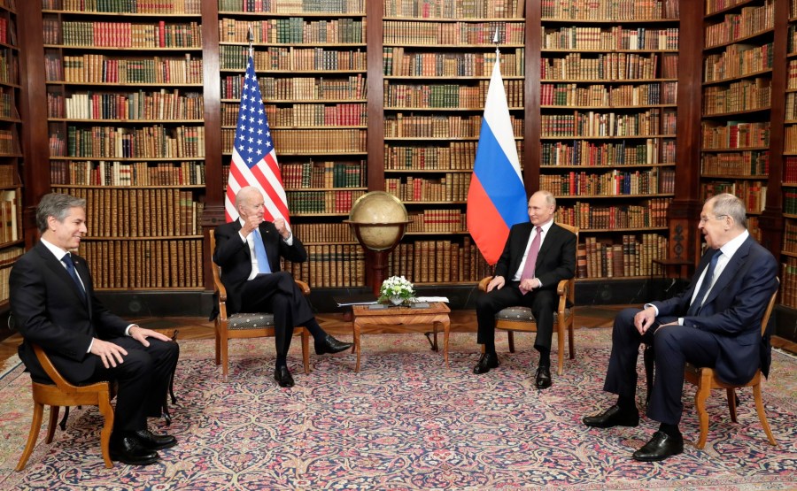 RUSSIE USA 12 X 16 Avec le président des États-Unis d'Amérique Joseph Biden avant les pourparlers russo-américains. Photo TASS