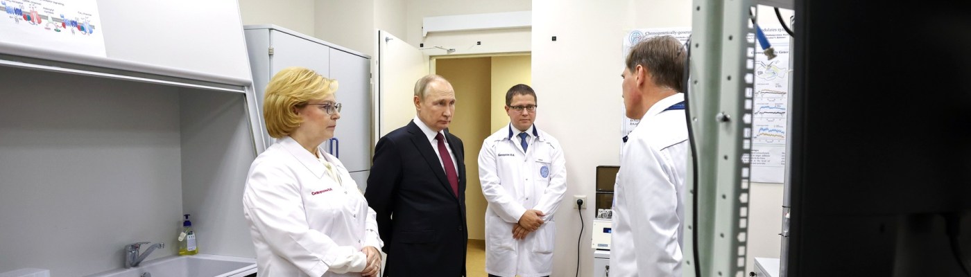 Au Laboratoire d'électrophysiologie. Le chef du département de neurotechnologie Andrei Rozov (à droite) explique le travail du laboratoire. Photo : Alexander Ryumin, TASS